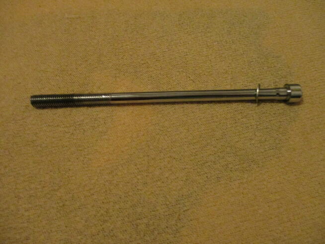 Śruba szpilka mostka kierownicy.