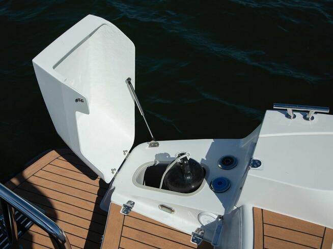 Silver Raptor DC > Jacht motorowy, motorówka kabinowa