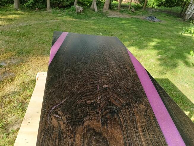 Stolik kawowy z drewna oliwnego