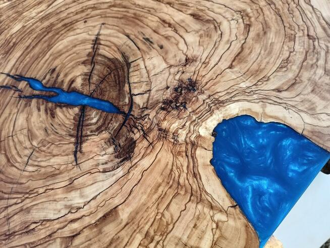 Stolik kawowy z drewna oliwnego