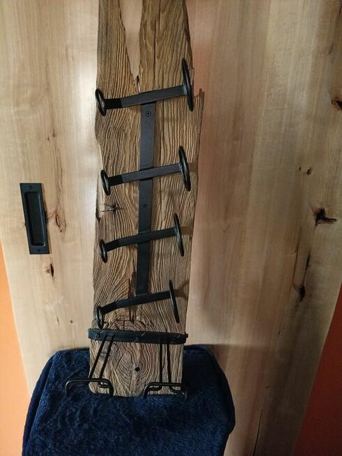 Stolik kawowy z drewna oliwnego