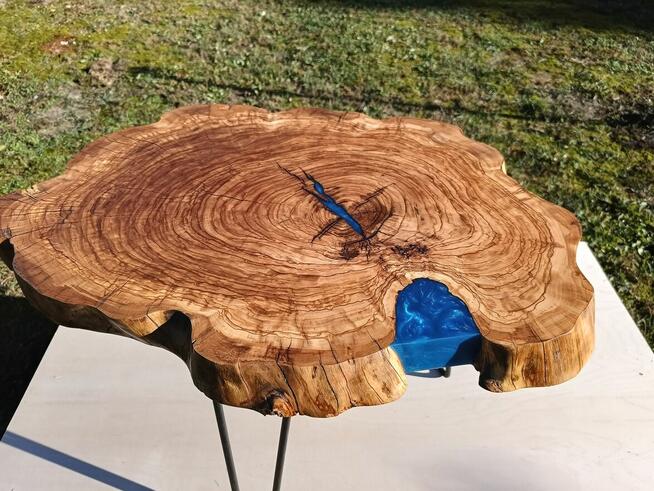 Stolik kawowy z drewna oliwnego