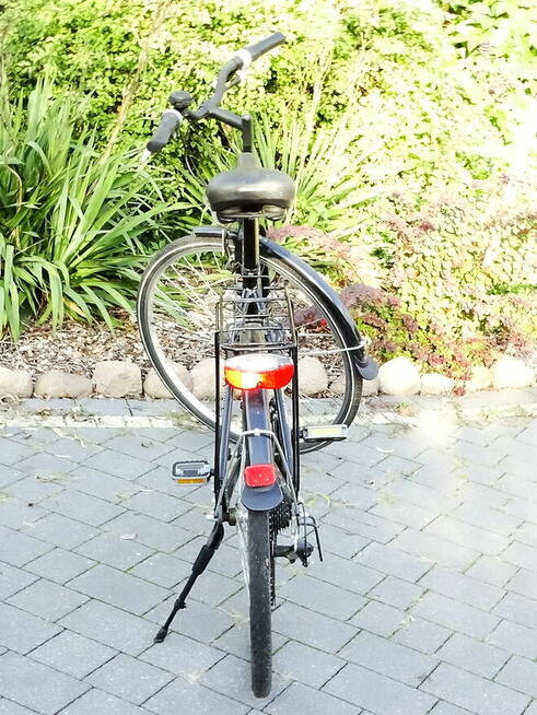 Klasyczny niemiecki rower miejski MIFA z prostą ramą, bagażn