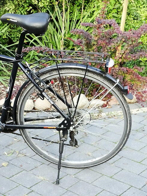 Klasyczny niemiecki rower miejski MIFA z prostą ramą, bagażn