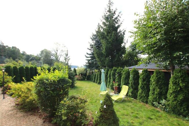 Działka rekreacyjna z domkiem przy jeziorze.