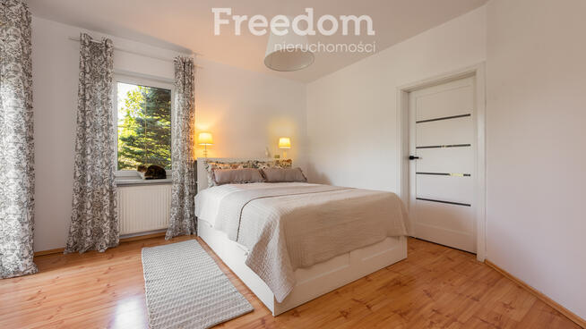 Dom wolnostojący z dużym areałem ziemi.