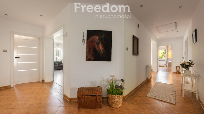 Dom wolnostojący z dużym areałem ziemi.