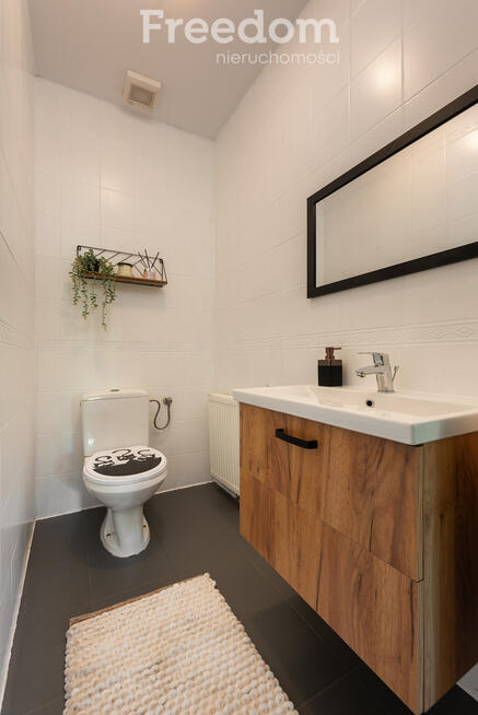 Dom wolnostojący z dużym areałem ziemi.