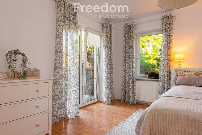 Dom wolnostojący z dużym areałem ziemi.