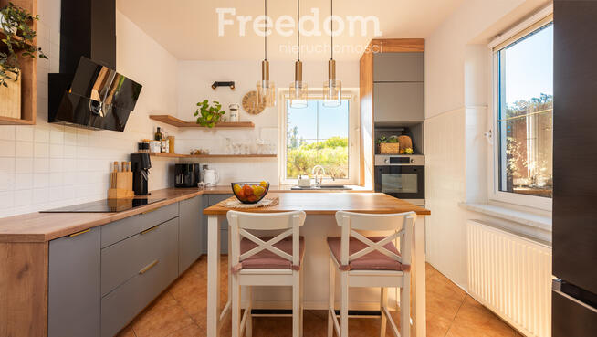 Dom wolnostojący z dużym areałem ziemi.