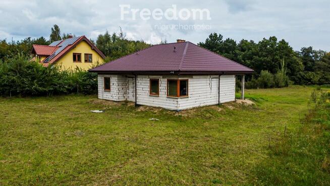 uroczy dom parterowy w otoczeniu przyrody