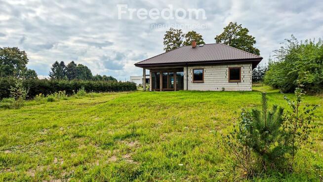 uroczy dom parterowy w otoczeniu przyrody