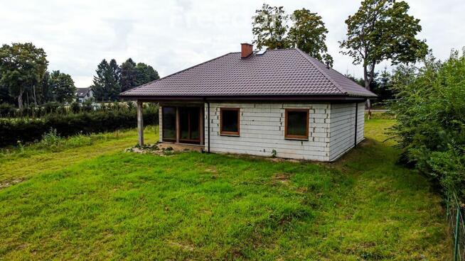 uroczy dom parterowy w otoczeniu przyrody