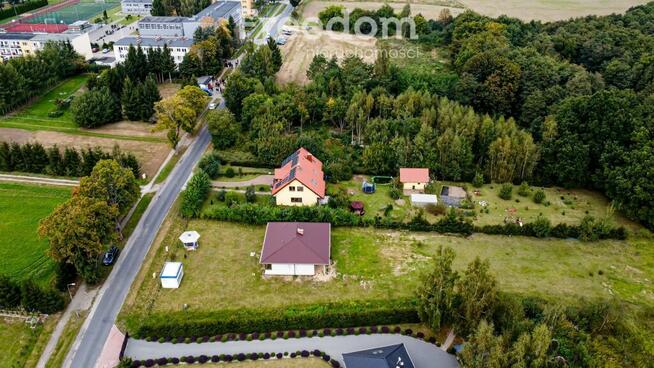 uroczy dom parterowy w otoczeniu przyrody