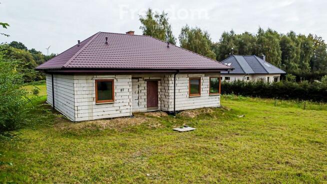 uroczy dom parterowy w otoczeniu przyrody