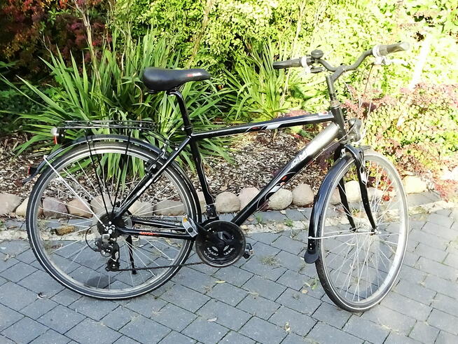 Klasyczny niemiecki rower miejski MIFA z prostą ramą, bagażn