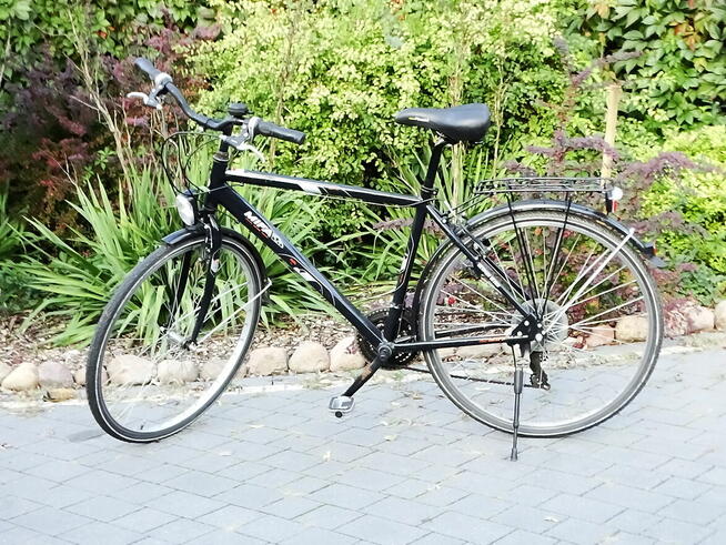 Klasyczny niemiecki rower miejski MIFA z prostą ramą, bagażn