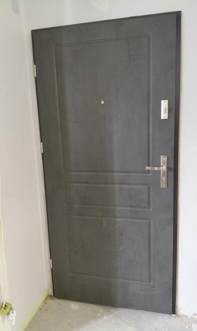 Montaż drzwi Wrocław drzwi antywłamaniowe z montażem od ręki