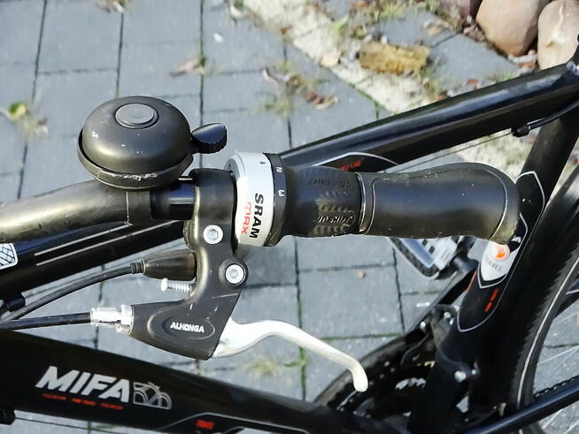 Klasyczny niemiecki rower miejski MIFA z prostą ramą, bagażn