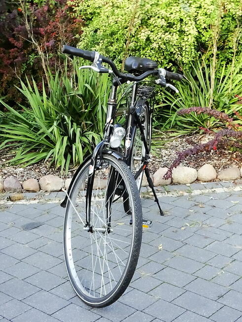 Klasyczny niemiecki rower miejski MIFA z prostą ramą, bagażn