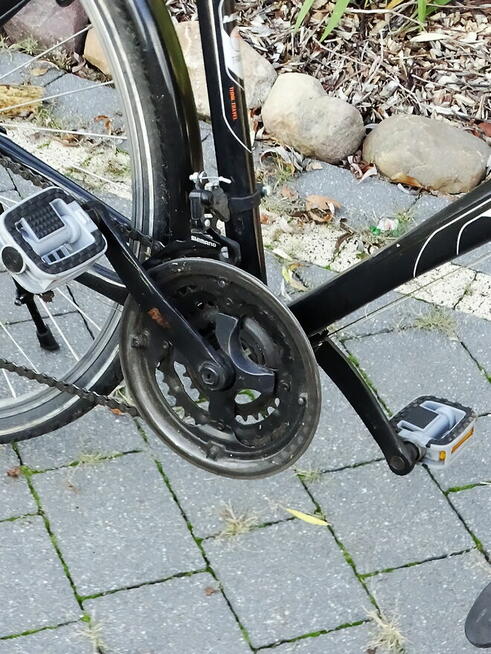 Klasyczny niemiecki rower miejski MIFA z prostą ramą, bagażn