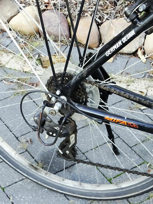 Klasyczny niemiecki rower miejski MIFA z prostą ramą, bagażn