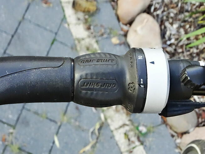 Klasyczny niemiecki rower miejski MIFA z prostą ramą, bagażn