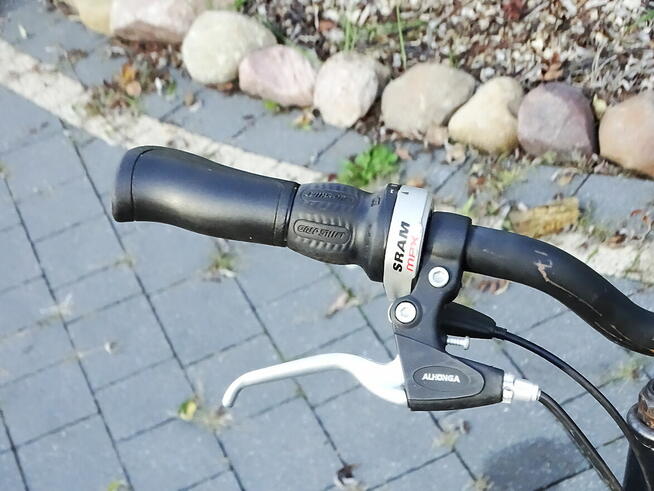 Klasyczny niemiecki rower miejski MIFA z prostą ramą, bagażn