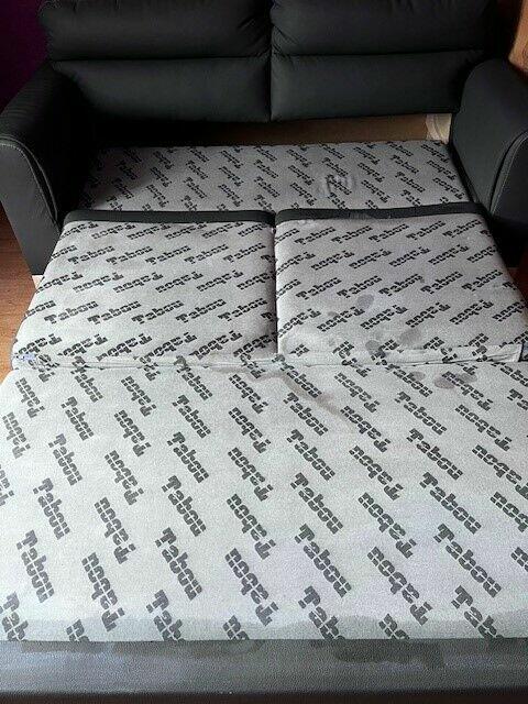 Rozkładana sofa z pojemnikiem na pościel i fotelem