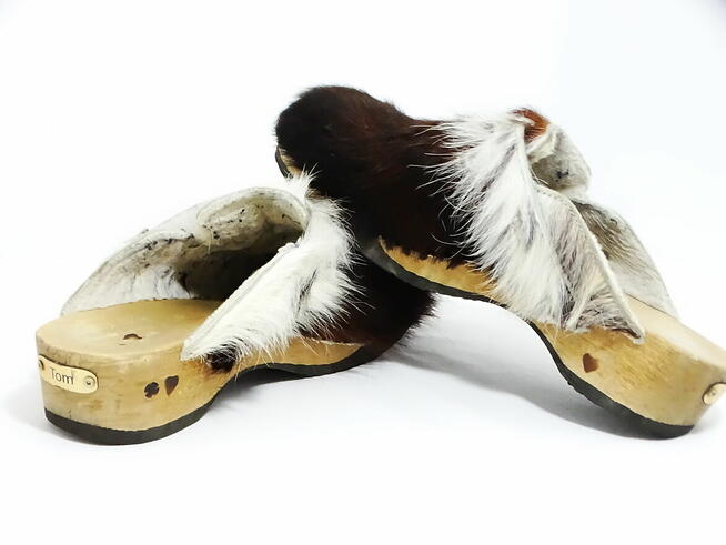 Drewniaki z naturalnej skóry bydlęcej z futrem oraz kopertów