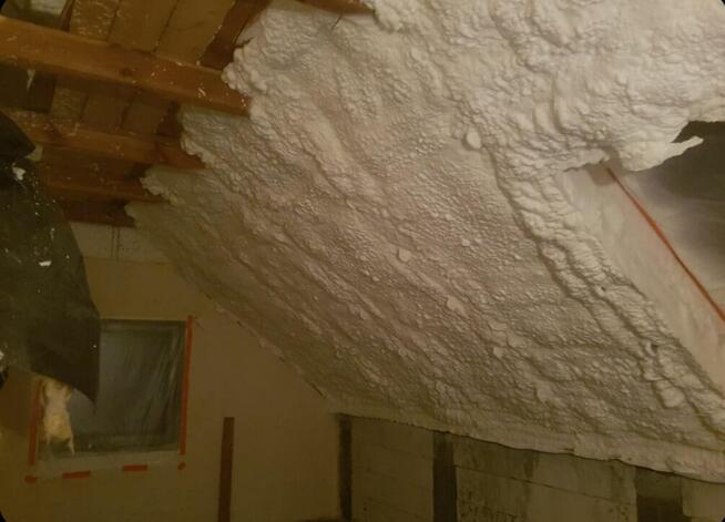Ocieplanie pianką PUR oraz wdmuchiwanie wełny i celulozy