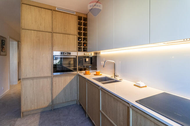 Dwupoziomowy apartament z loggią i garażem, Górna