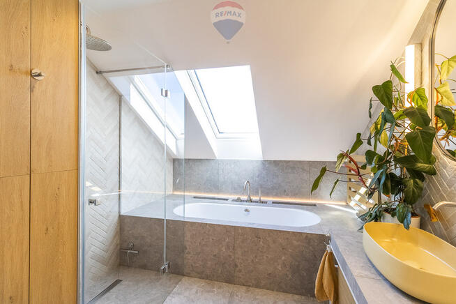 Dwupoziomowy apartament z loggią i garażem, Górna