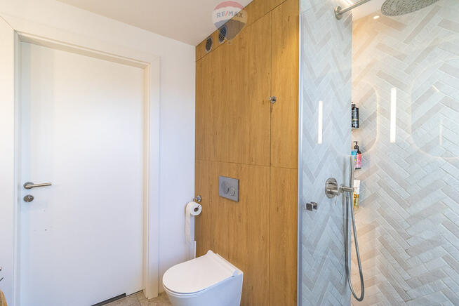 Dwupoziomowy apartament z loggią i garażem, Górna