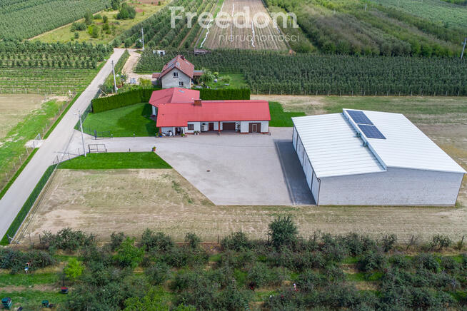 Gospodarstwo z eleganckim domem, halą i maszynami