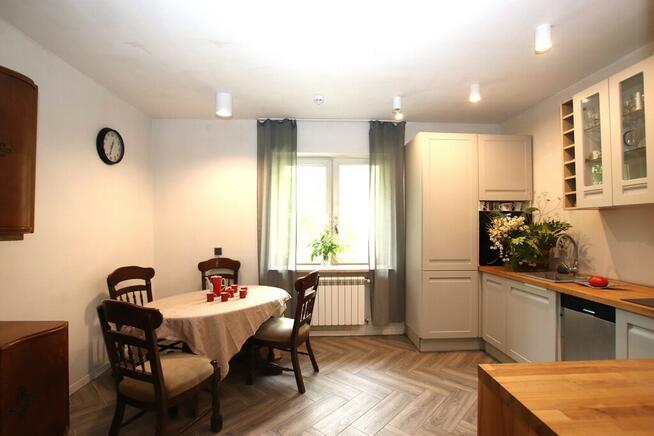 Parterowy dom z kominkiem wśród pól i lasu