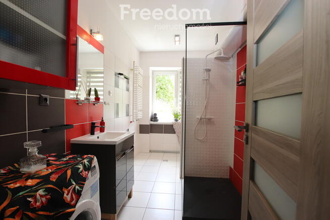 Parterowy dom z kominkiem wśród pól i lasu