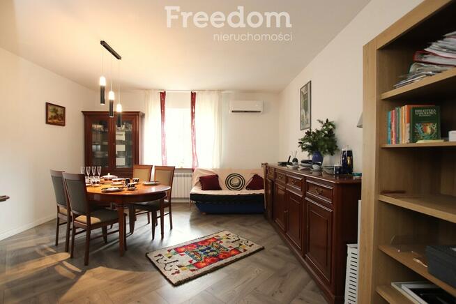 Parterowy dom z kominkiem wśród pól i lasu