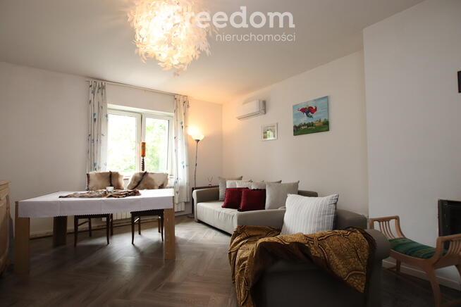 Parterowy dom z kominkiem wśród pól i lasu