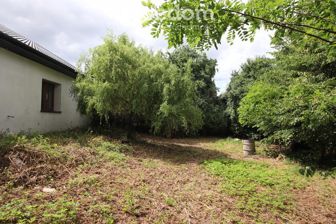 Parterowy dom z kominkiem wśród pól i lasu