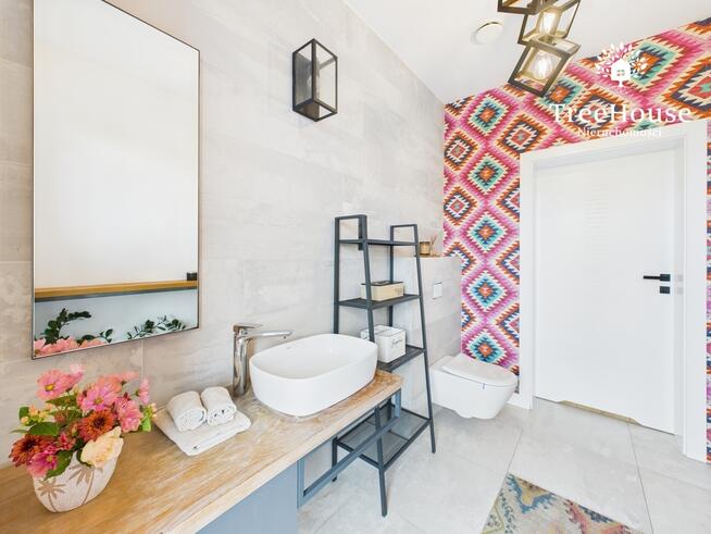 Nowoczesny wolnostojący dom z pięknym ogrodem