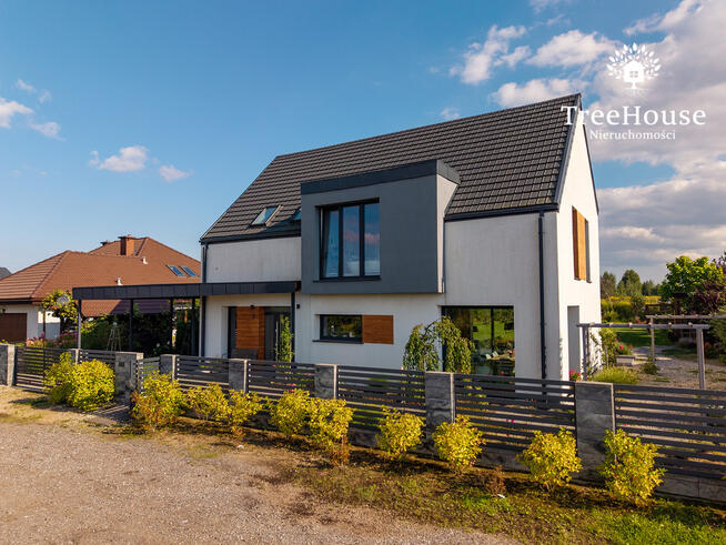 Nowoczesny wolnostojący dom z pięknym ogrodem