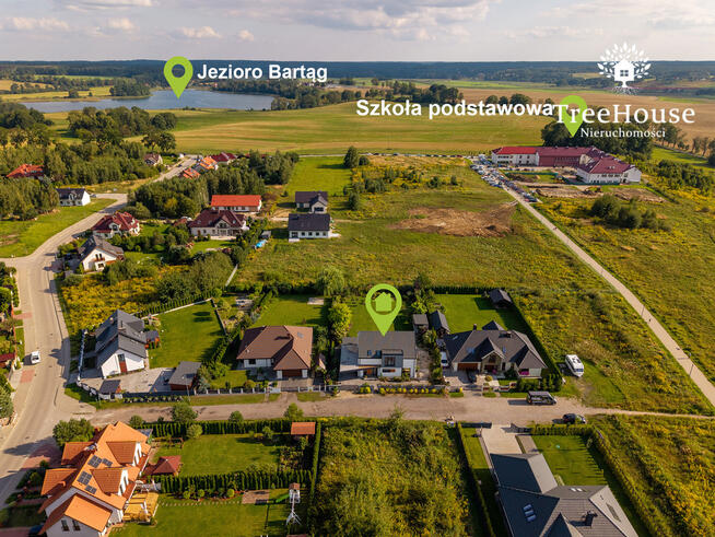 Nowoczesny wolnostojący dom z pięknym ogrodem