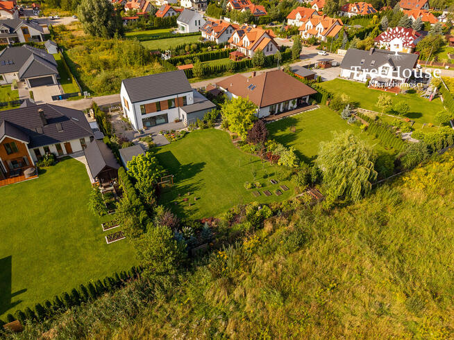 Nowoczesny wolnostojący dom z pięknym ogrodem