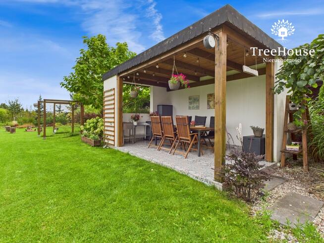 Nowoczesny wolnostojący dom z pięknym ogrodem