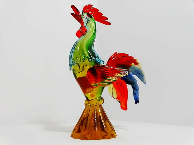 Figurka ze szkła Murano przedstawiająca koguta w dynamicznej