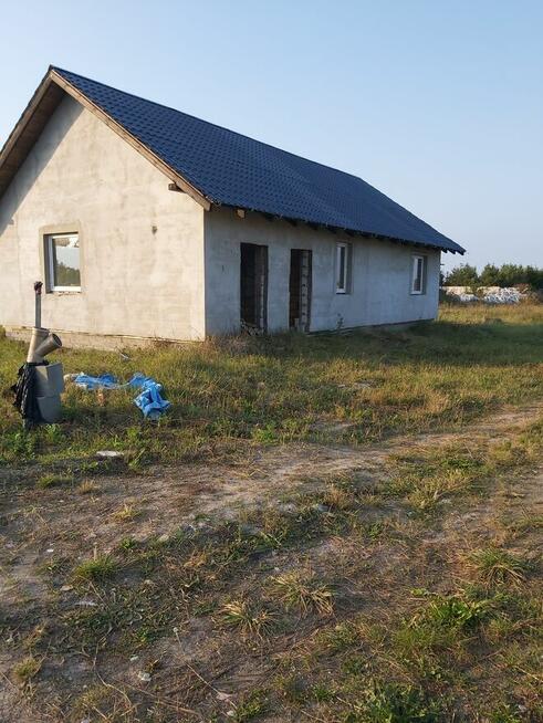 Dom w stanie surowym.