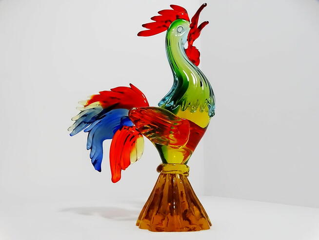Figurka ze szkła Murano przedstawiająca koguta w dynamicznej