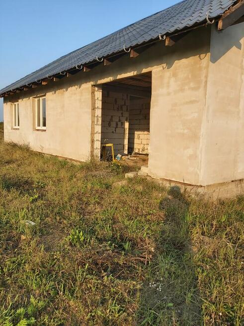 Dom w stanie surowym.