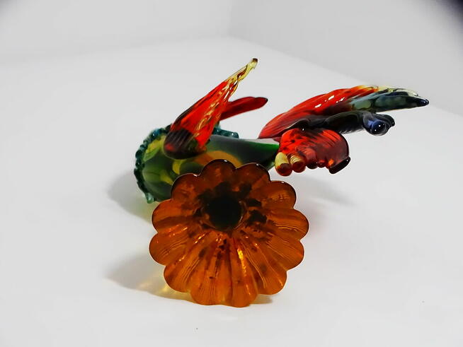 Figurka ze szkła Murano przedstawiająca koguta w dynamicznej